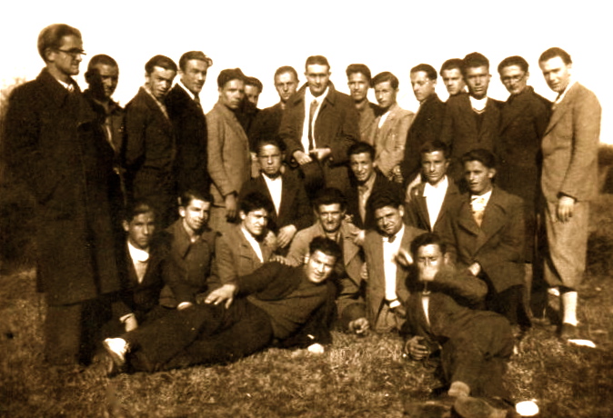 Lazër Radi mes nji grupi shokësh e IV B në Fushë të Shtojit - Shkodër 19 shkurt 1935