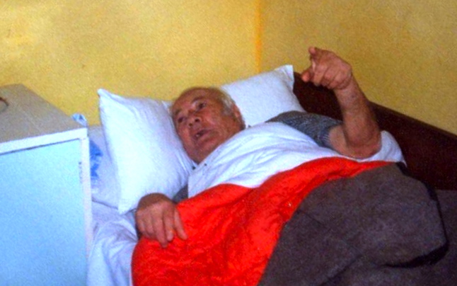 Lazёr Radi i sëmurë me iscemi celebrale- Tiranё, korrik 1992