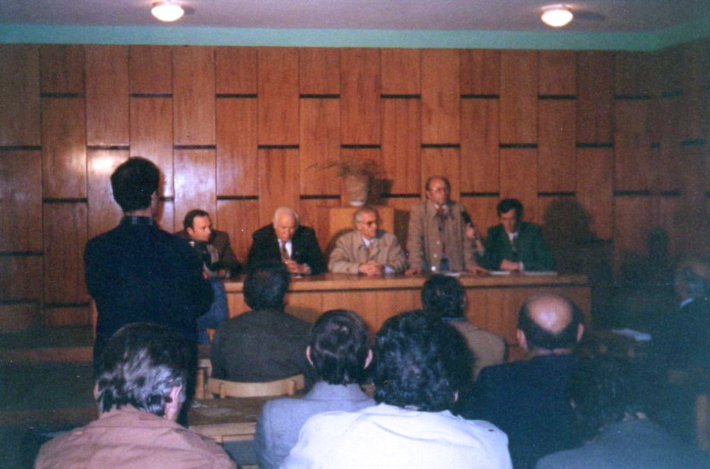 Takim nё bibliotekёn e Lushnjes - Promovimin e librit “Muret e Muzgut” tё Lazёr e Jozef Radit - Lushnje 10 dhjetor 1993