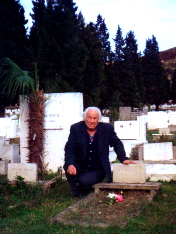 Lazёr Radi te varri i profesorit e bashkёvuajtёsit - Mirash Ivanaj Tiranё, 2 nentor 1992