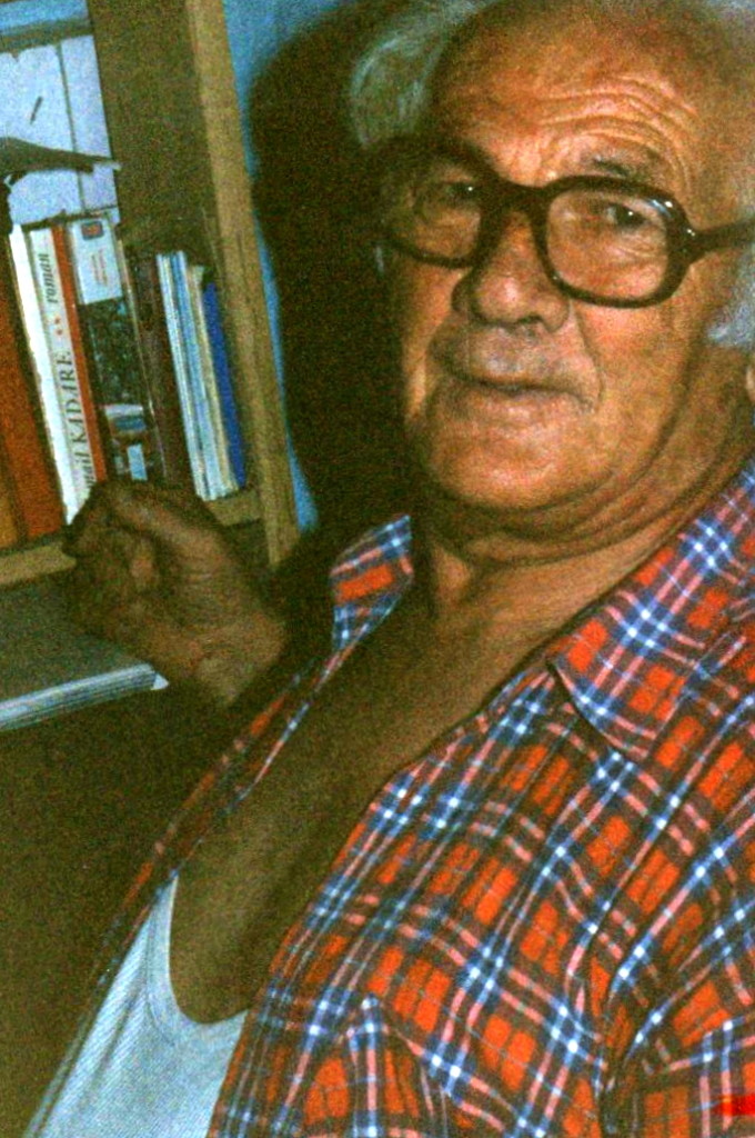 Lazёr Radi nё qoshen e tij te punёs - Tiranё, gusht 1992