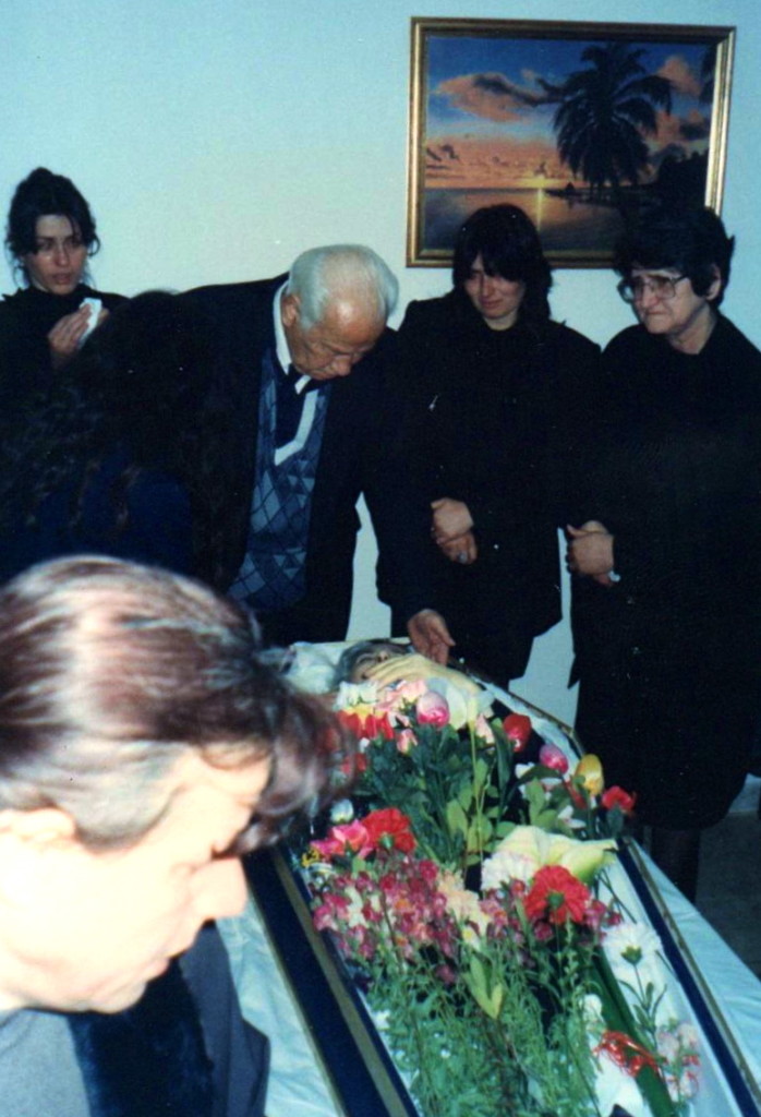Lazёr Radi nё ceremoninё e humbjes tё sё shoqes Viktoria Radi, Tiranё,  23 mars 1997