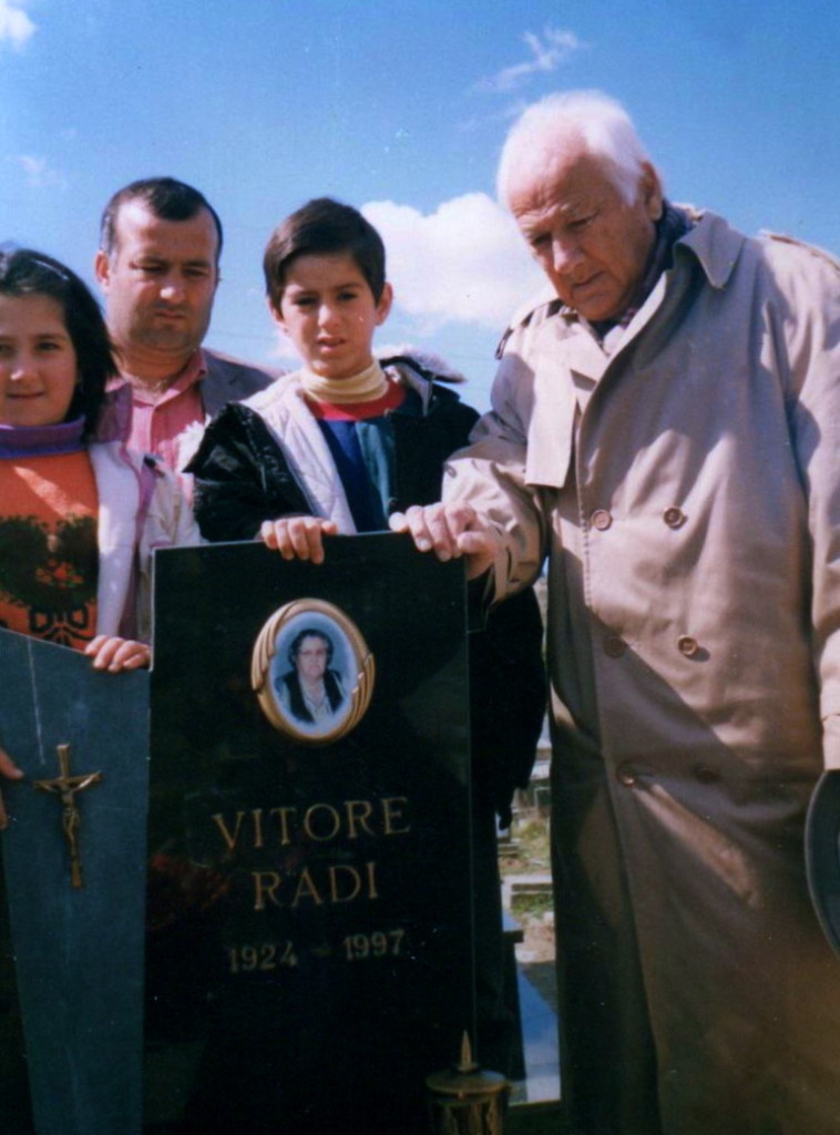 Lazёr Radi nё gjashtёmuajt e vdekjes tё sё shoqes Viktoria Radi, Tiranё  23 shtator 1997
