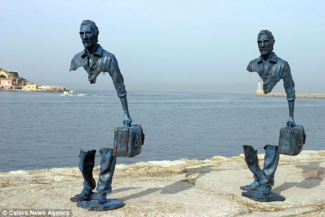 Emigranti - Dy skulptura përballë detit në Marsejë - Bruno Catalano