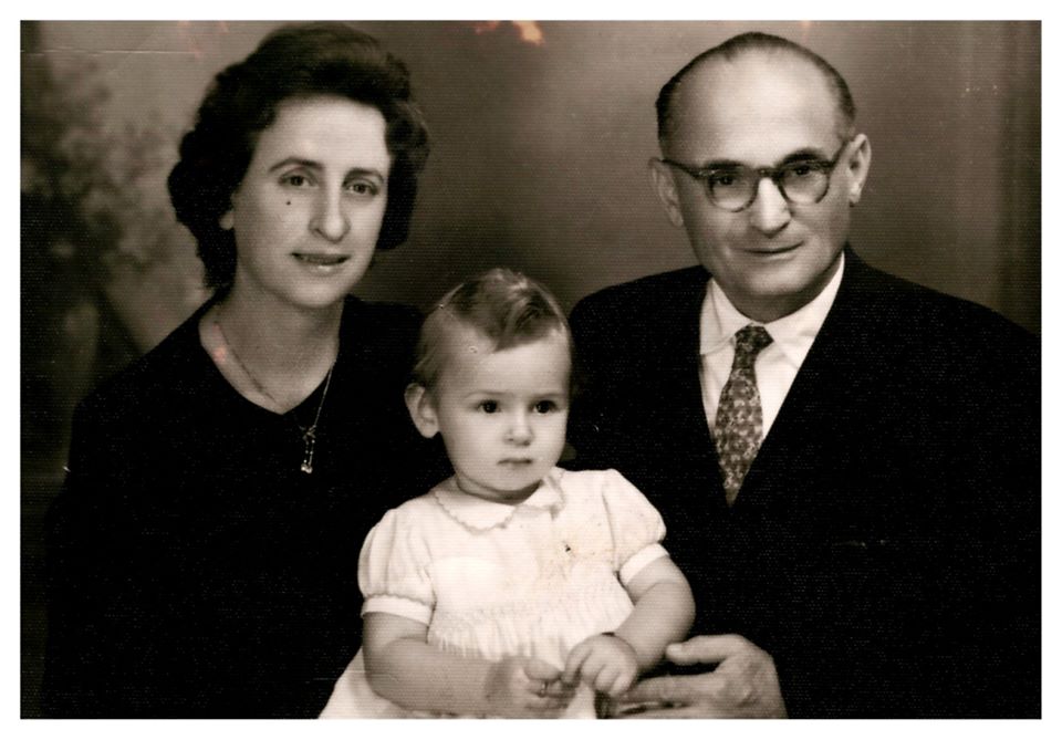 Korrik 1963 - Anisa 1 vjeçare me prinderit e saj.