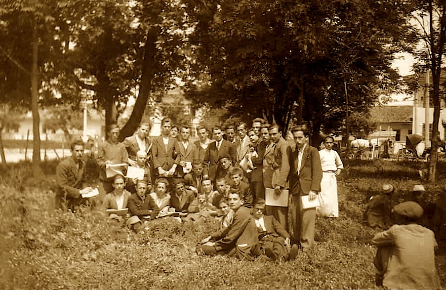  Lasgushi në qendër me nxënës të Gjimnazit të Tiranës (foto e arkivit tPoradeci botohet për herë të parë)
