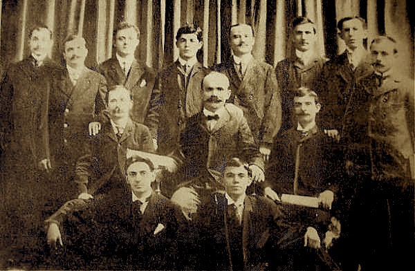 Shoqëria "Malli i Mëmëdheut", 1905, në mes Petro Nini Luarasi