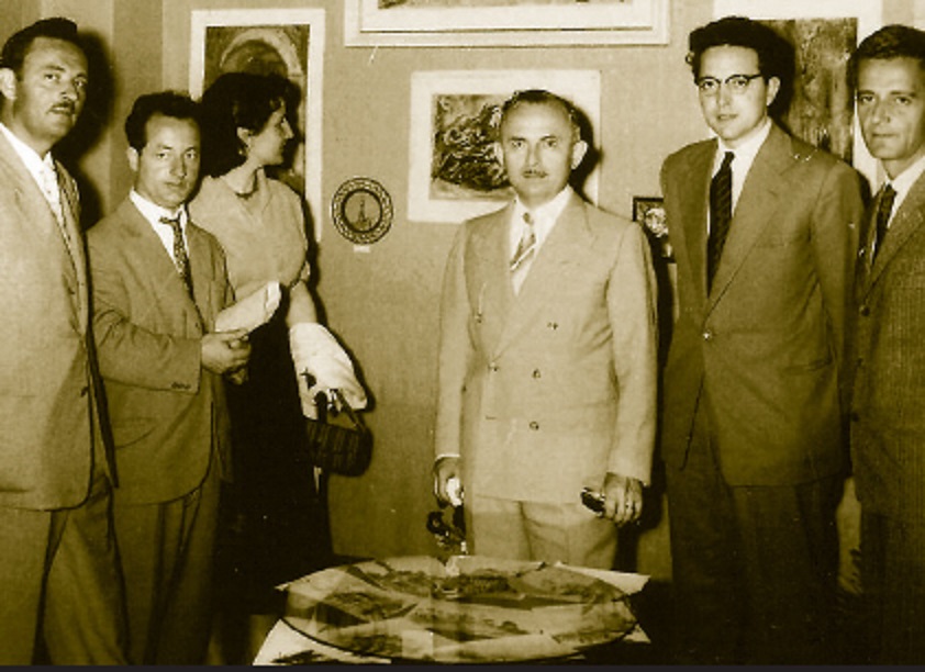 I dytine te majte Lin Delija, i pesti Martin Camaj, i gjashti Viktor Koliqi. Foto e vitit 1957