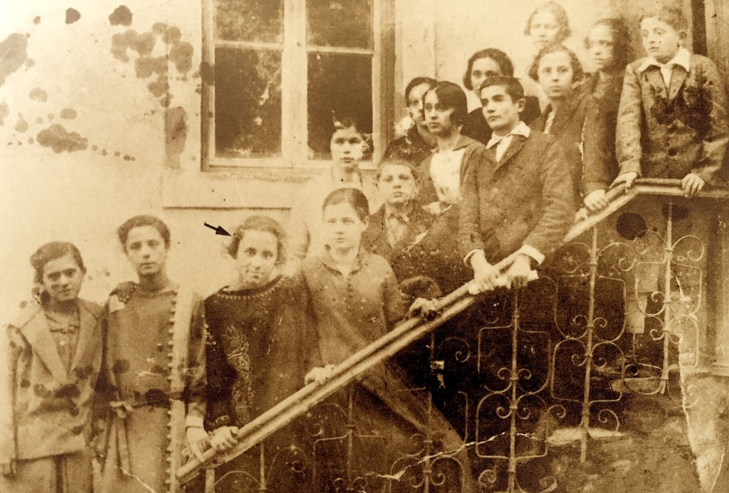 Ganxhe Bojaxhiu me shokët e shkollës - Shkup 1920