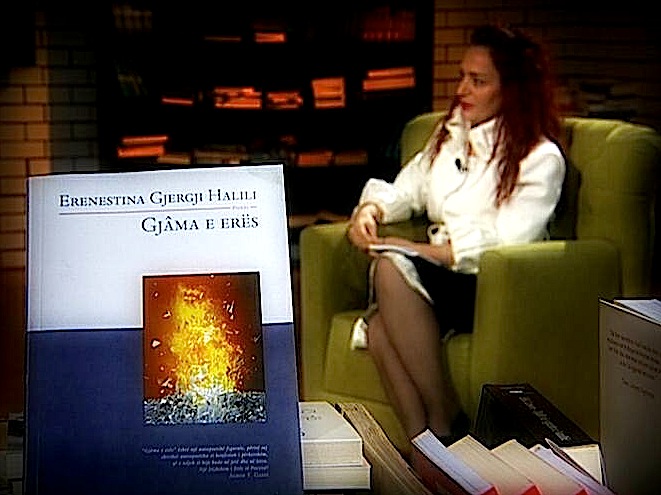 Autorja Erenestina Halili Gjergj duke folur për "Gjamën" e saj...
