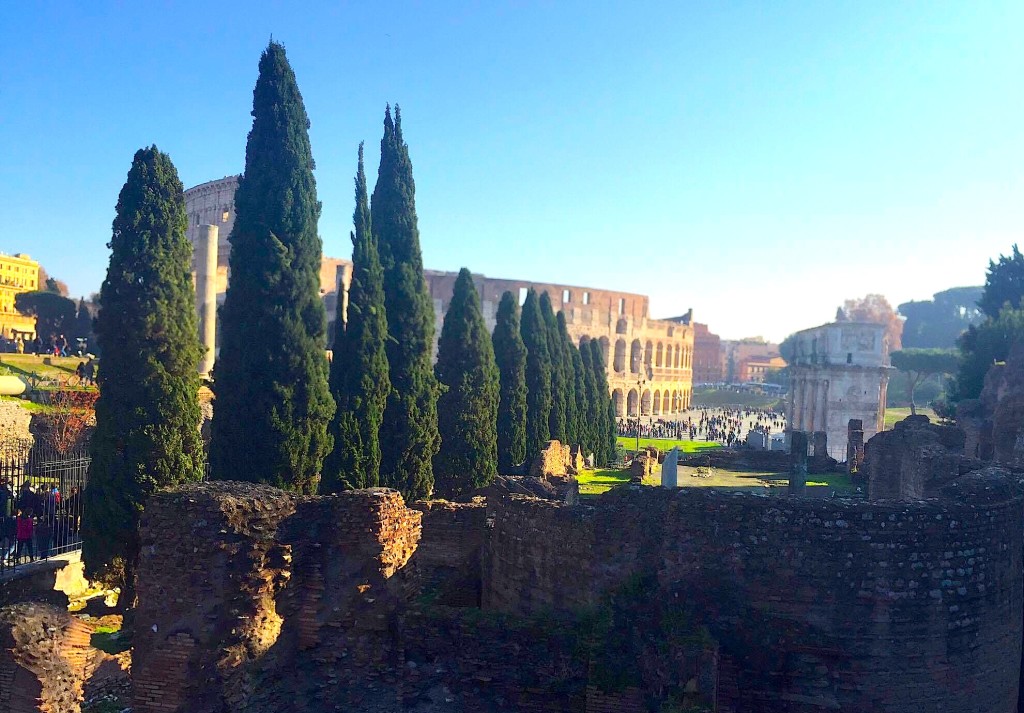 Në Romën e Colosseut - kolonave dhe selvive