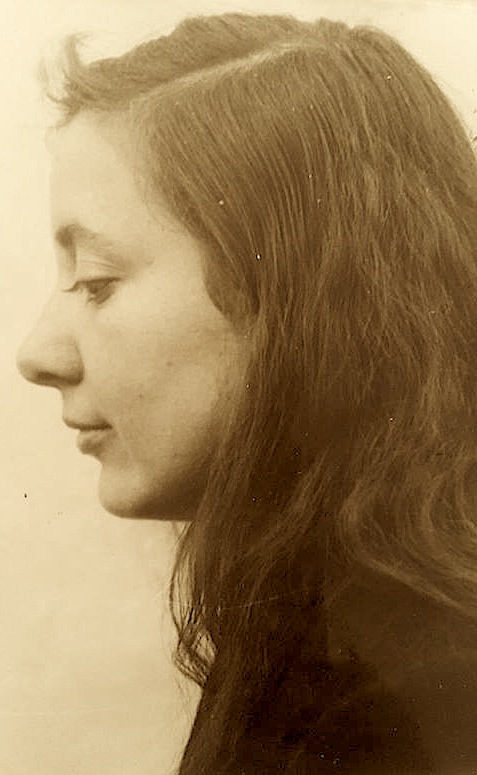 Musine Kokalarit, foto e marre nga dosja e saj, ish fondi sekret i Sigurimit, pjese e fondit te Autoritetit per Informim mbi Dosjet e ish Sigurimit te Shtetit 1944-1991. 