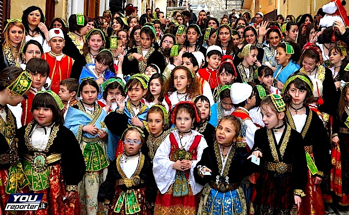 Fëmijë në Festë tradicionale në Horën e Arbëreshve