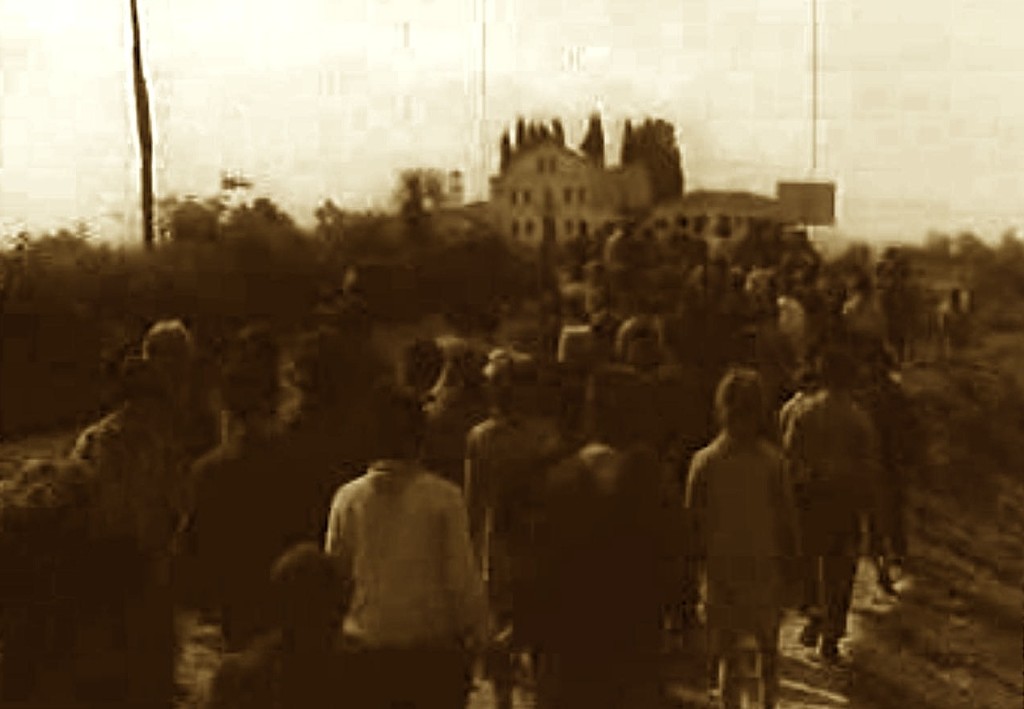 Shkurt 1967. Banorë të Durrësit në një manifestim ateist drejt manastirit të Shën Vlashit