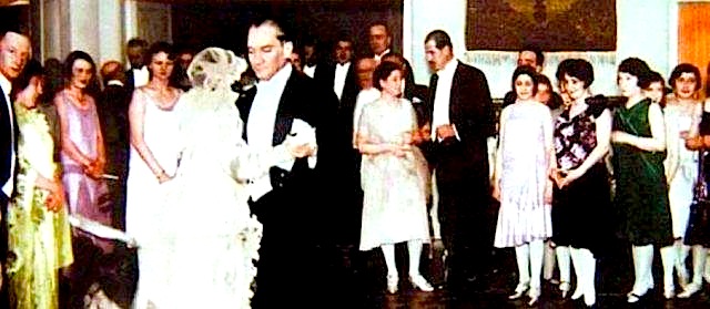 Ataturku - me vajzen floqare Myzejen