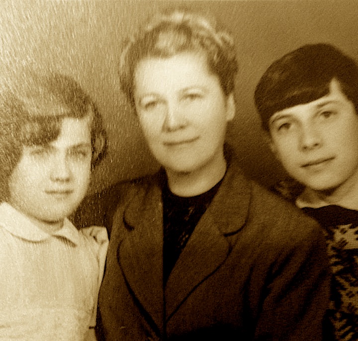 Vasilika Kotte me dy nipat e saj ,1968
