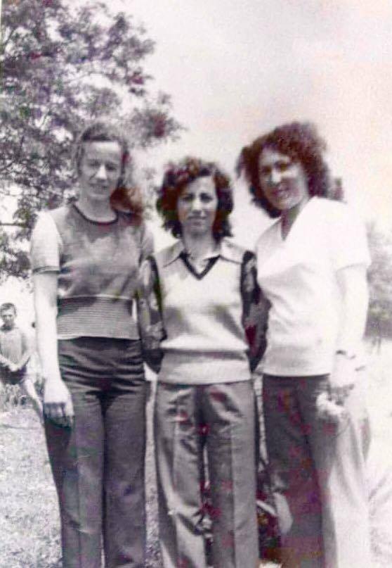 Lejla Kylheku (djathtas)shkolla e Drashovices 1979