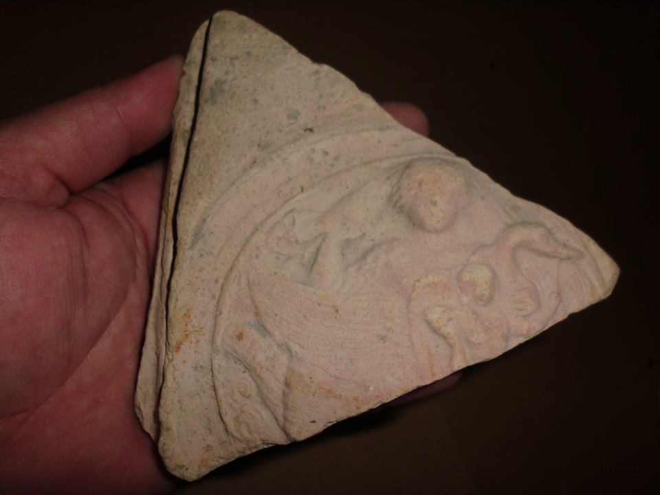 Fragment terrakote, në riliev miellma dhe figura antropomorfe.
