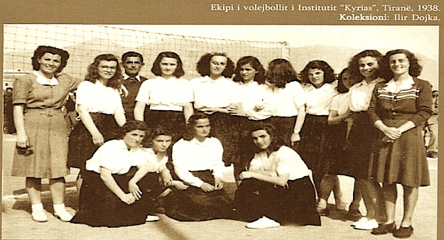 Kampionati i volejbollit për vajza 1938  (e para në të majtë Ksanthipi Dilo)