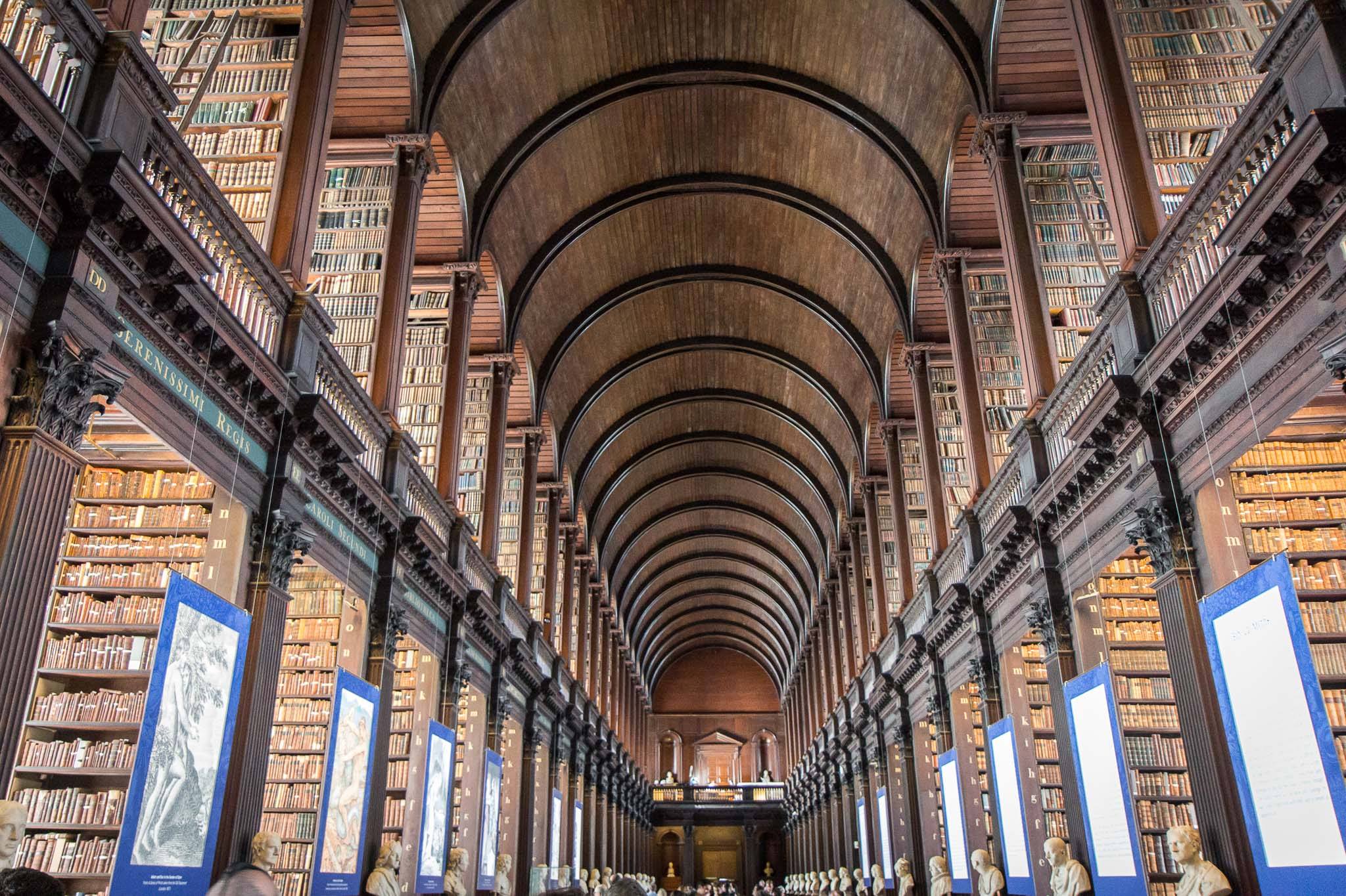 Biblioteka e  Trinity College, ku gjindet “Libri i Kells”