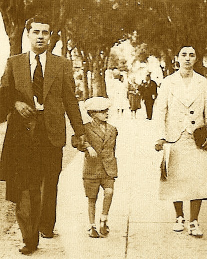 Enveri me Fahrijen në Bari dhe nipin Fatos në vitet '40. 