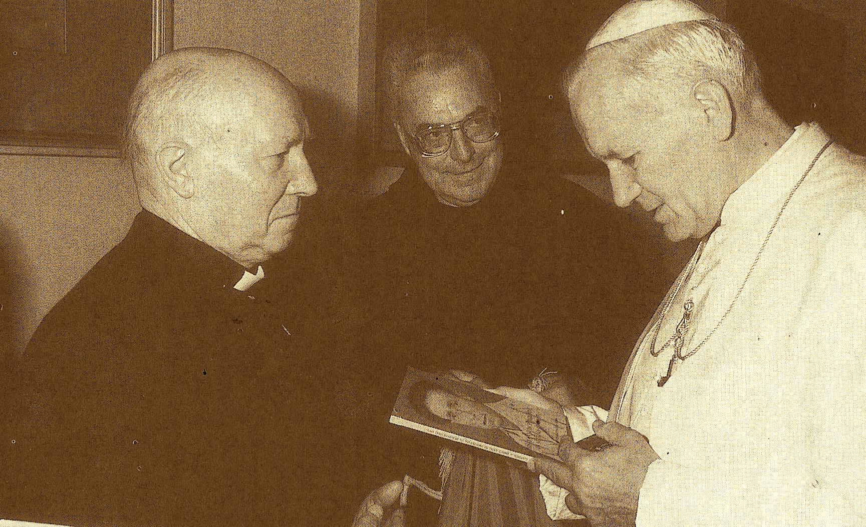 Papa Gjon Pali i II me kopjen e librit të Jak Gardinit dhe at Leo Gabriel Neal, Vatikan 1986