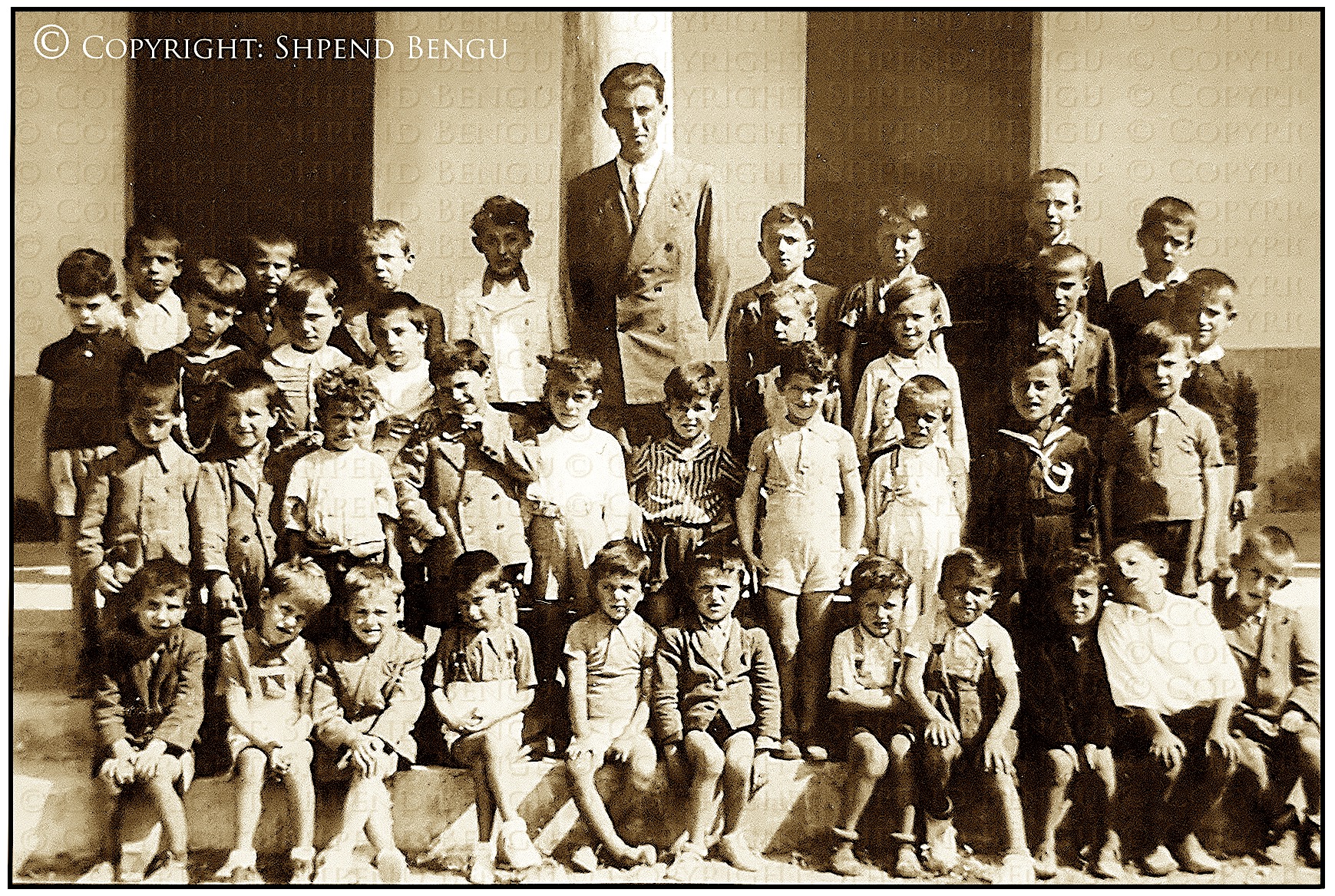 Prenkë Jakova dhe nxënësit e tij - Shkolla Françeskane - Shkodër 1944 (foto Shpend Bengu)