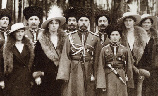 Nikolaj i II se bashku me femijet dhe Kozaket e Truprojes