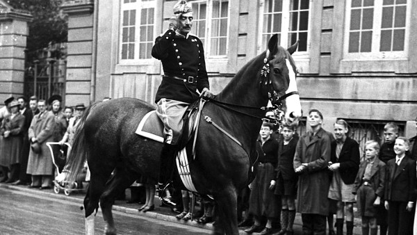 Mbreti danez Christian i X parakalon para popullit - shtator 1940