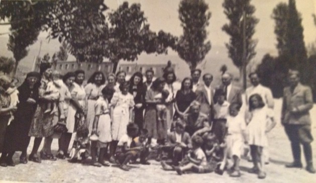 Drejtori Jahja Domnori, (me numer 1 mbi krye) mes autoriteteve të Ulqinit, mësuesve dhe prindërve të nxënësve në Ulqin, viti 1942