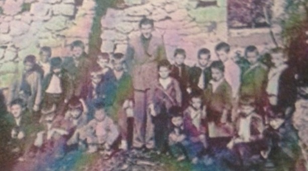 Kompozitori Preng Jakova, mes nxënësve të shkollës fillore shqipe, në fshatin Katërkoll të Ulqinit, viti 1942.