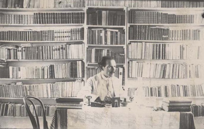 Mirash Ivanaj në bibliotekën e tij...