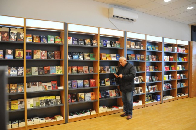 Botuesi dhe studiuesi Ndriçim Kulla - në Librari Altera - Prizren