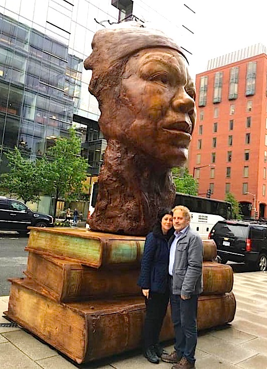 Visar dhe eda Agaj Zhiti - te statuja e Maya Angelou