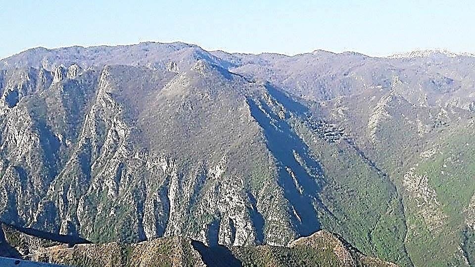 Në plan të parë Mali i Manës, përtej majave mali i Bardhetës dhe mes tyre shtrihet e fshehur lugina e Valit