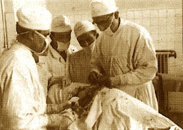 Dr. Polena gjatë punës kirurgjikale