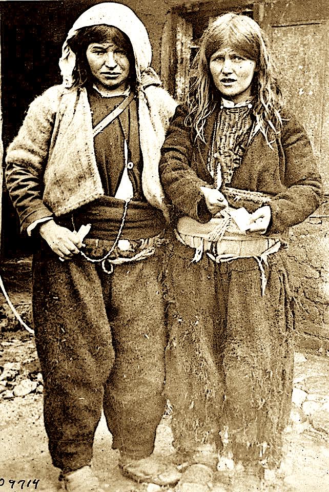Dy vajza fshati ne vitet '30
