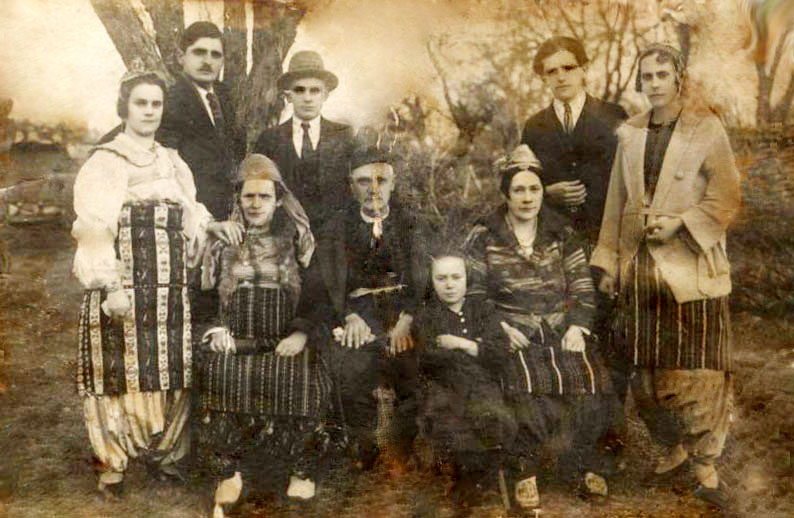Pejë 1924 - Në foto Familja Vushmaqi