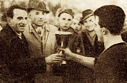 Anton Mazreku i jep Kupen e kampionatit te vitit 1946 Loro Boriçiit te Vllaznise