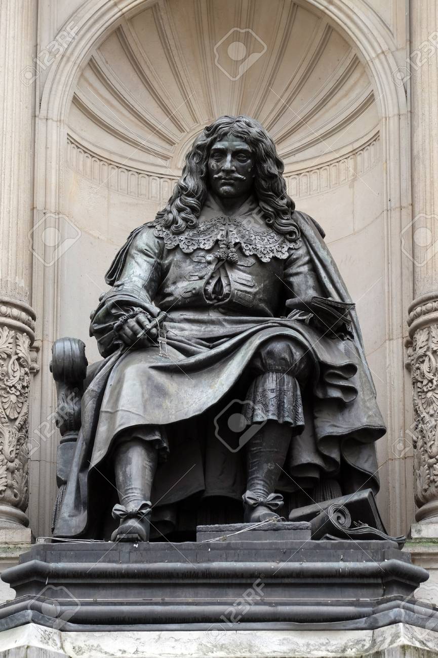Statuja e Poetit dhe Komediantit Moliere ne Paris 