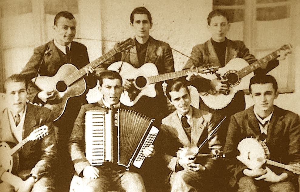 Orkestra e shoqnisë "Antoniane "1940 Shkodër - me kitara Pjetër Gjergji, Emil Miloti, Çesk Jakova, Ulun Filip Jakova , Prenk Jakova, Ndoc Shllaku, Lin Kujxhia.