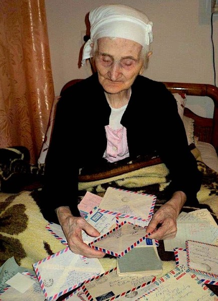 Hatixhe Shehaj, e verbër e në pleqëri të thelle (u nda nga jeta 103 vjeçe) me letrat e të shoqit ndër duar...