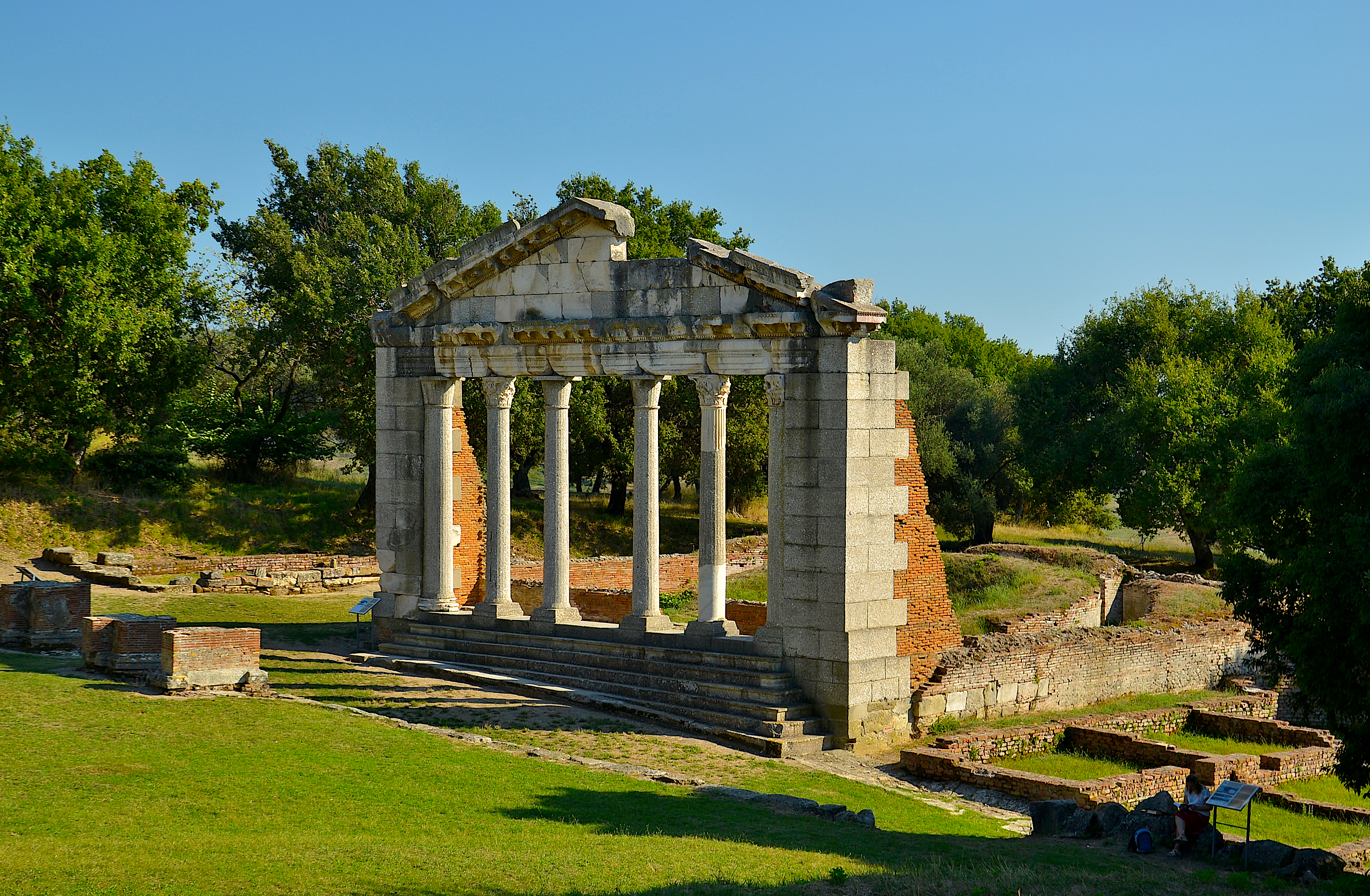 Fasada e rindërtuar e tempullit të Artemises në Apolloni,  pagëzuar nga Leon Rei “Monumenti i Agonotetëve”