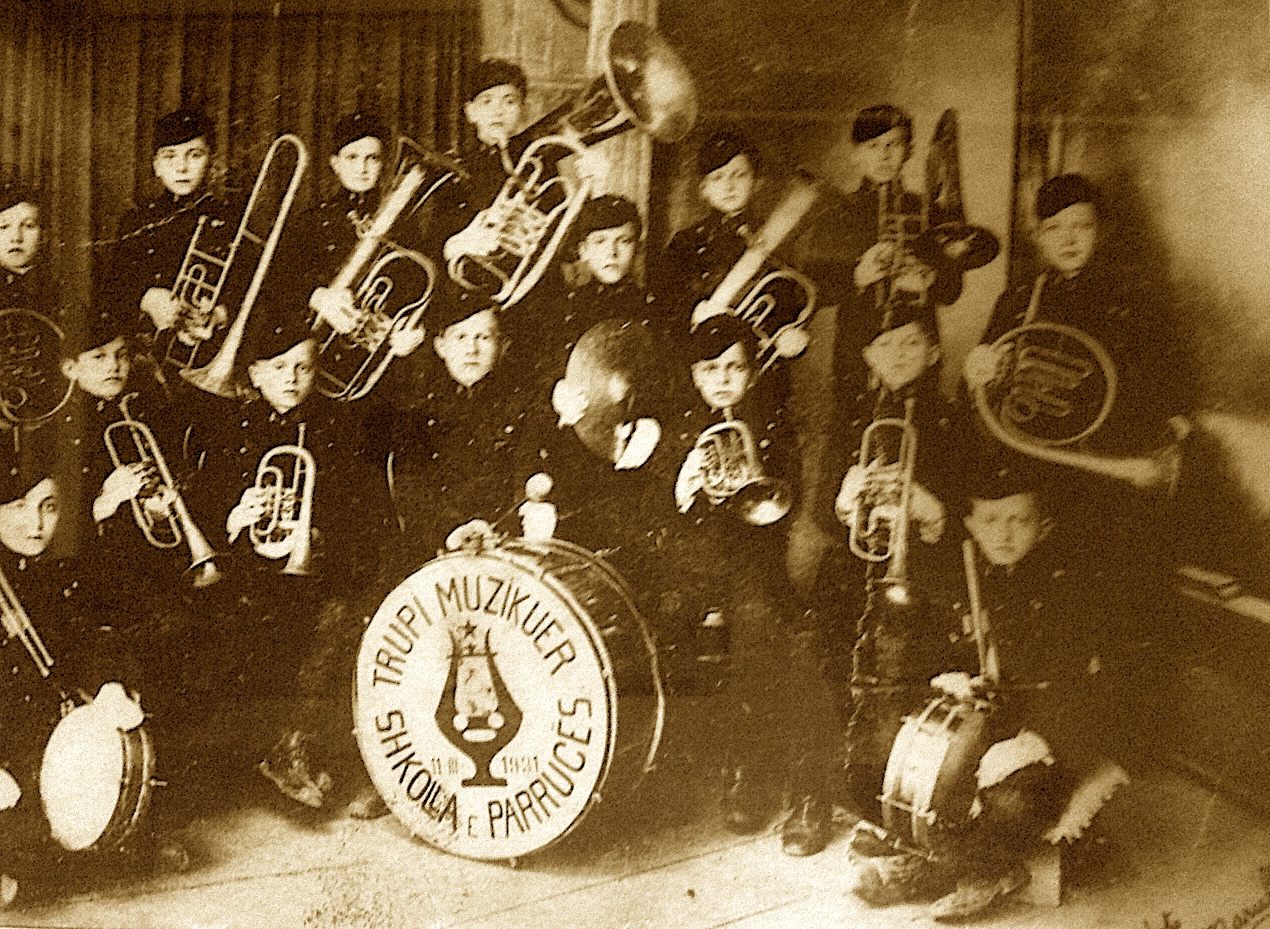 Trupi Muzikuer shkolla e Parrucës themeluar nga Sheuqet Muka 