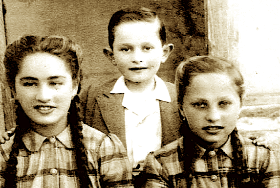 Kristina, Celestina dhe Gjon Markagjoni, në jetën e kampeve