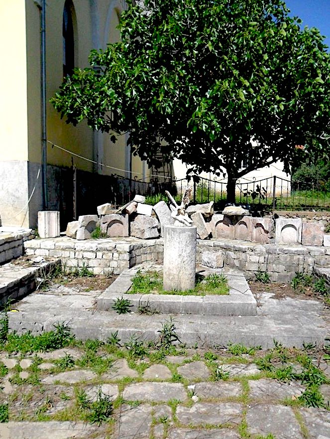 Varri i Lekë Zaharisë në themelet e kishës së Vut të Dejës. Brenda varrit kishte një krah pllumbi në terrakotë.