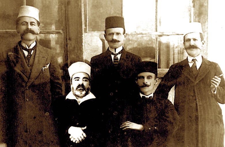 Hafiz Sherif Langu dhe Luigj Gurakuqi ulur në mes në këmbë Lef Nosi (arkivi i familjes Langu)