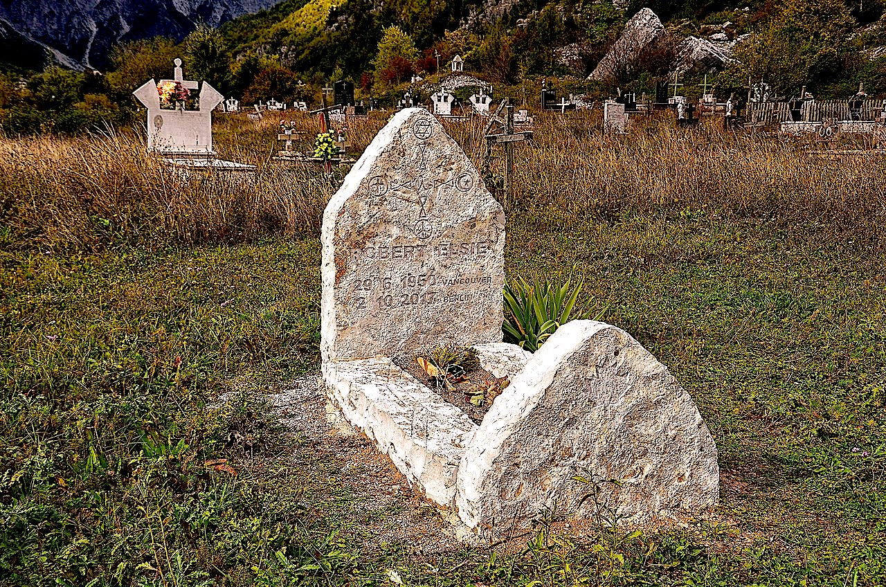 Varri i Robert Elsiesë në Theth-Fushë