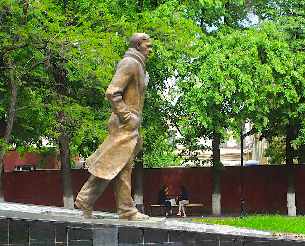 Statuja e Andrej Platonov (1899-1951)