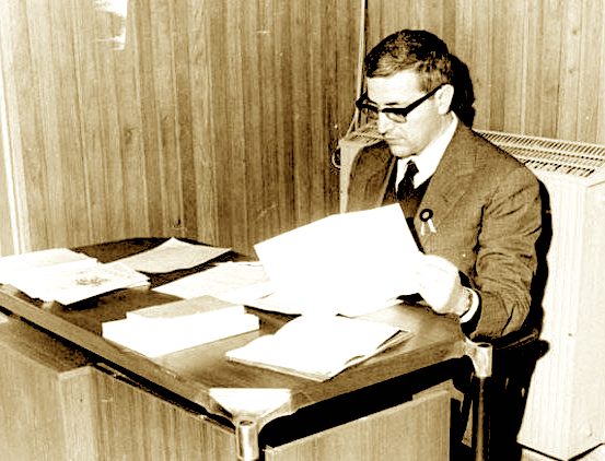Martin Camaj gjatë punës